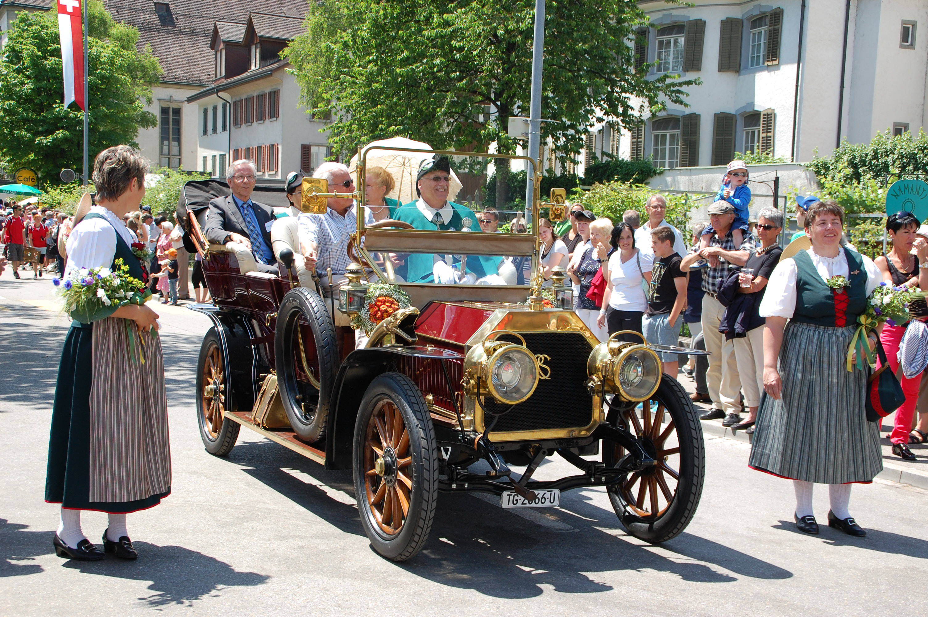Regierungspräsident Claudius Graf grüsst aus dem blumengeschmückten Oldtimer. Regierungspräsident Claudius Graf grüsst aus dem blumengeschmückten Oldtimer.