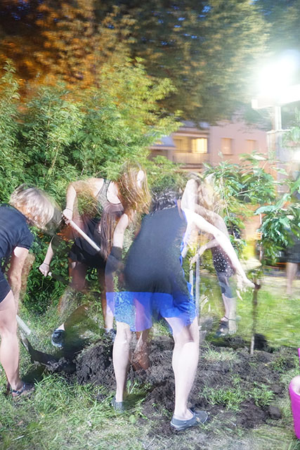 Ein stilles Ritual der Verbundenheit: Die letzte Performance der Künstlerinnen. 