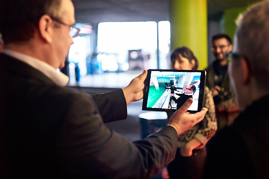 Sieht sich selbst beim Filmen zu: Daniel Felix demonstriert die Technik des 360°-Films.