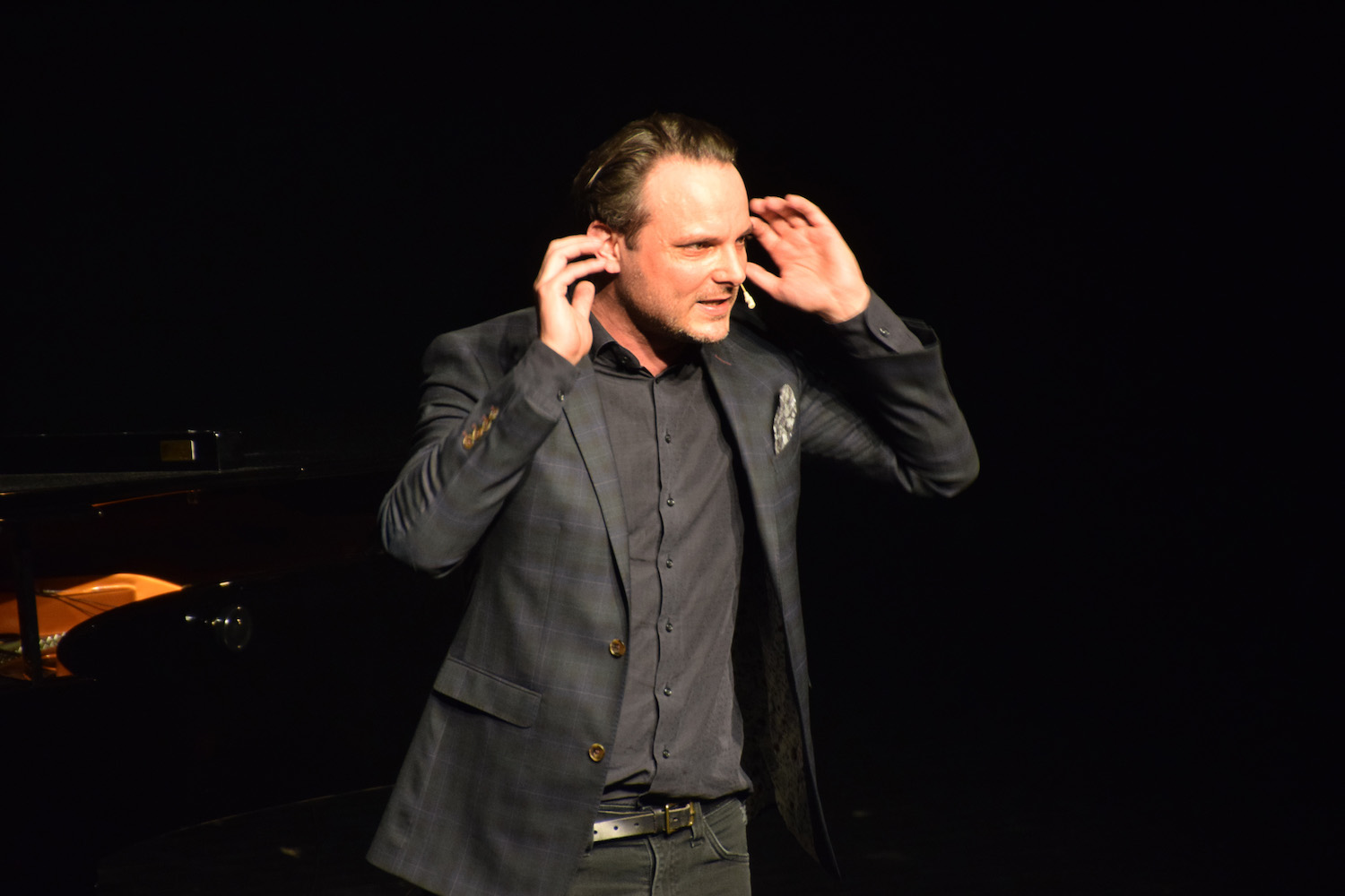 Moderiert wird der Anlass von Satiriker Dominic Deville, bekannt aus seiner eigenen Late Night Show beim Schweizer Fernsehen.