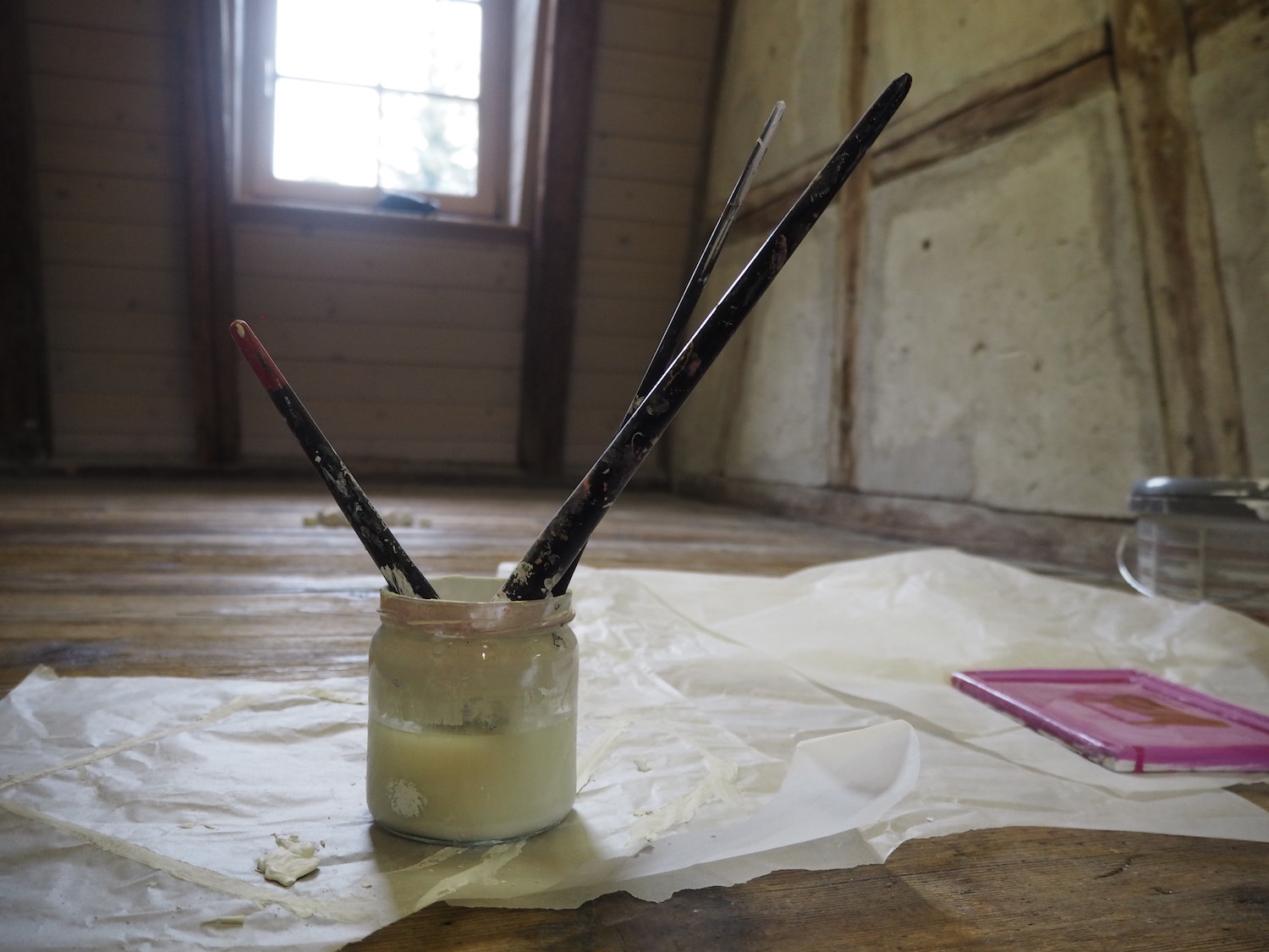 Hier wird gearbeitet: Einblicke in das Sommeratelier von Sonja Lippuner in der Remise Weinfelden