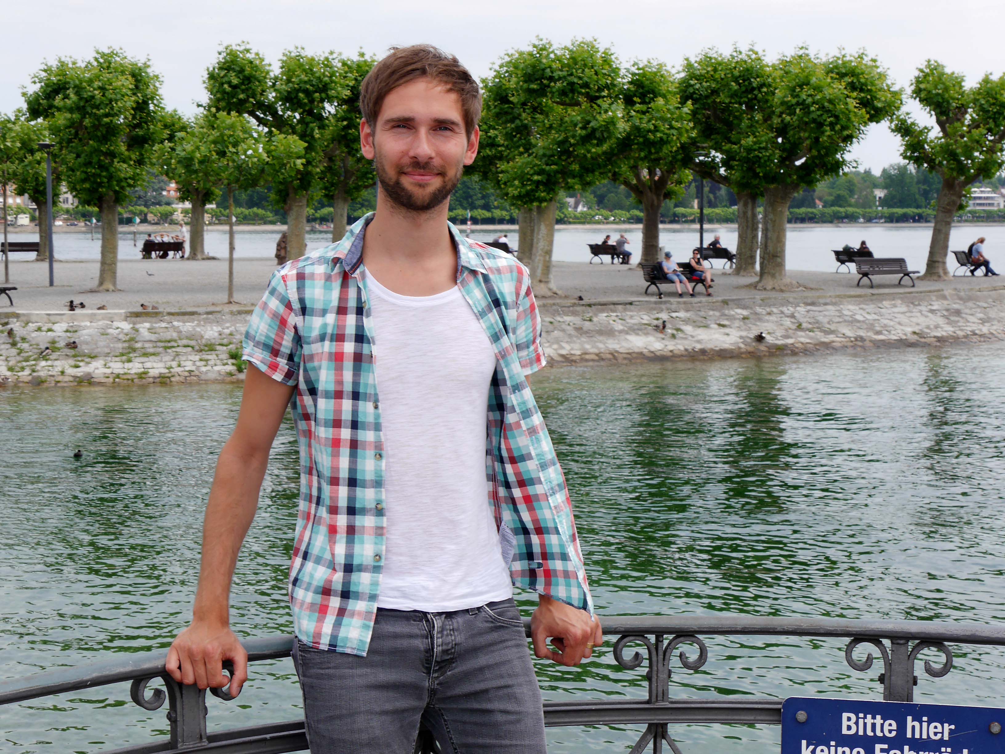 Auf seiner theatralen Rundreise entdeckt Schauspieler Jonas Pätzold den Bodensee von einer ganz neuen Seite. Hier steht er am Konstanzer Hafen und lässt die bisherigen Auftritte Revue passieren.