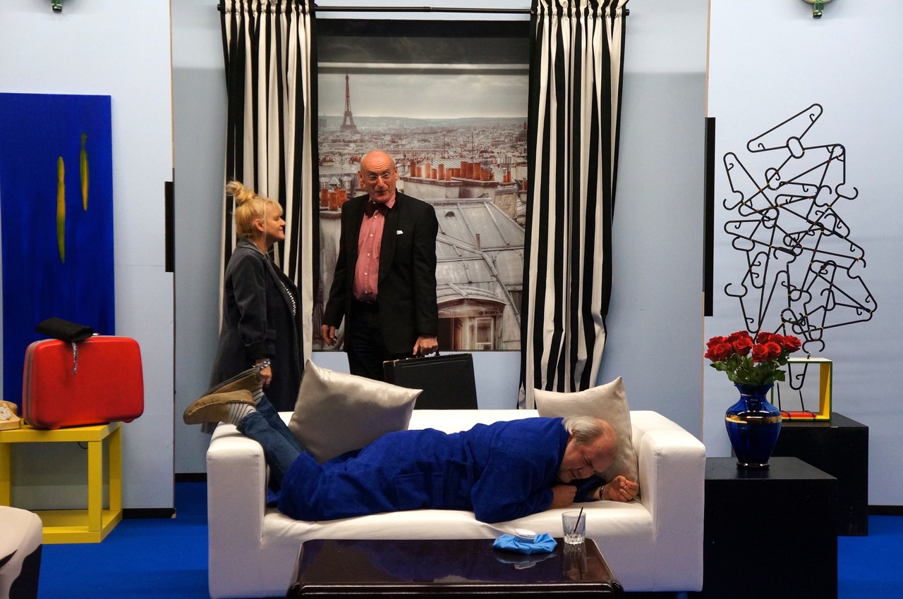 Die Rollenverteilung ist klar: Antine Haas als Ehefrau, Peter Wenk als Arzt und Thomas Götz als Hexenschusspatient.