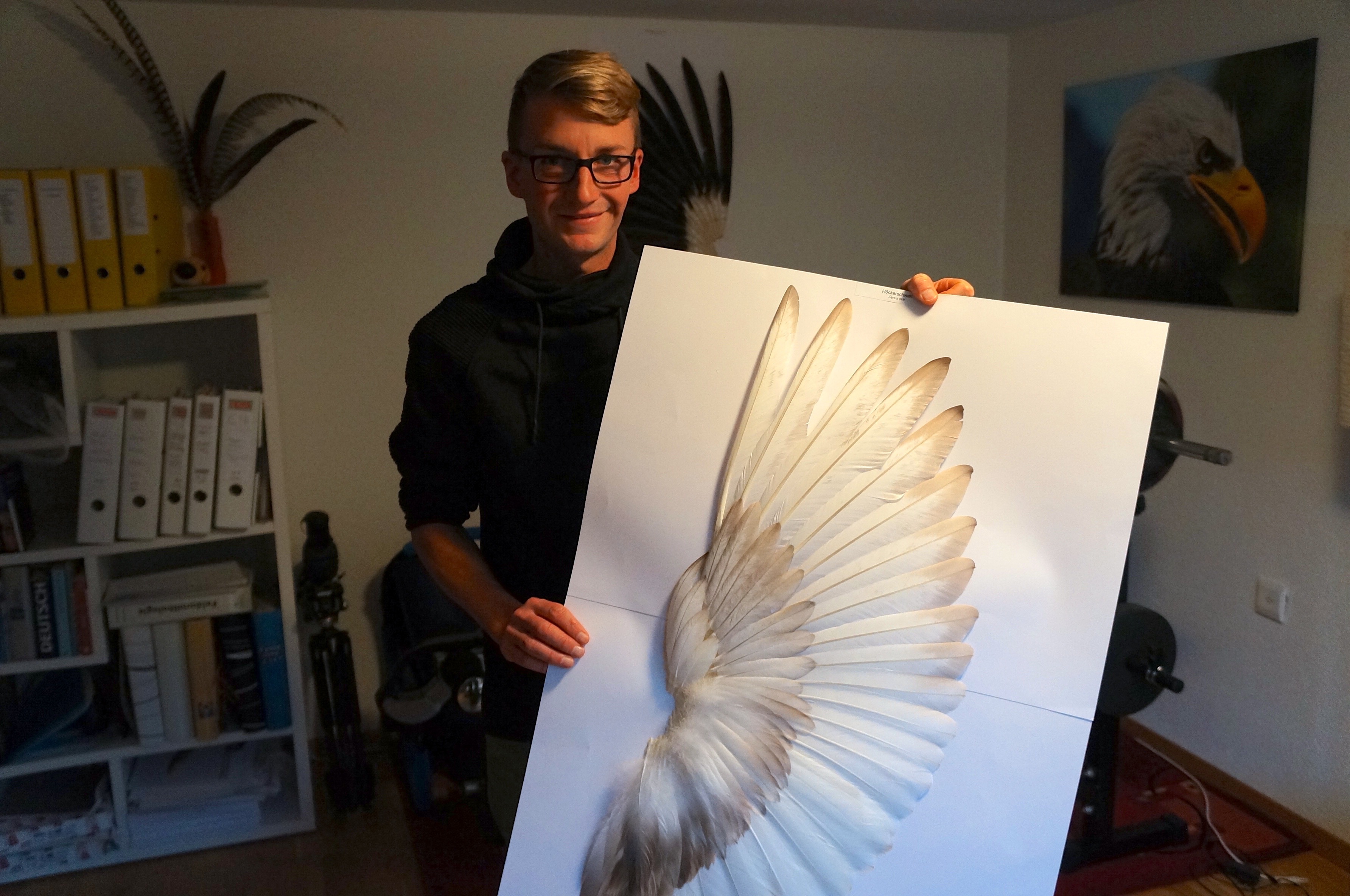 Heiko Hörster zeigt eines seiner Kunstwerke aus der Natur. Zu sehen sind sie in einer neuen Ausstellung im Bodensee-Naturmuseum