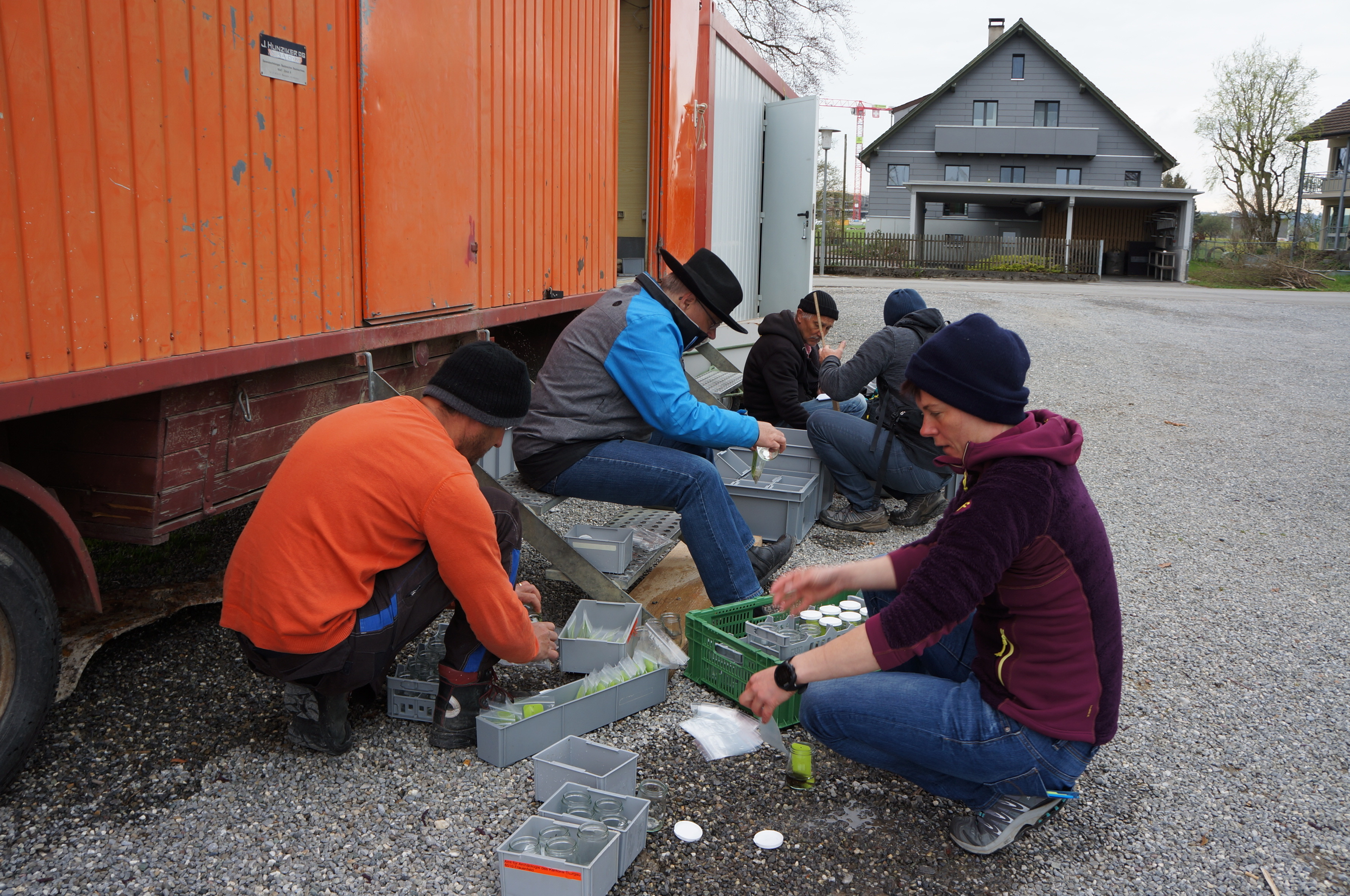 Nach dem Tauchgang wird sortiert, beschriftet und dokumentiert.