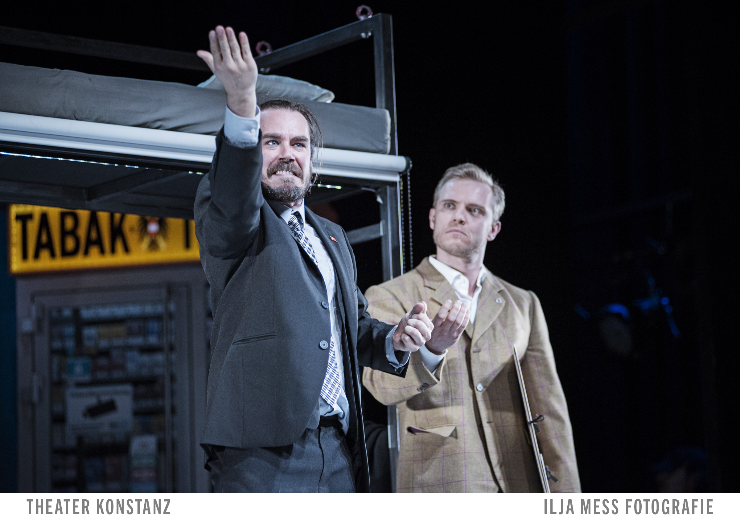 Ragen aus dem Ensemble heraus: Die Darsteller von Schlomo Herzl (Thomas Fritz Jung) und Adolf Hitler (Peter Posniak) bei der Premiere von Taboris «Mein Kampf» am Theater Konstanz