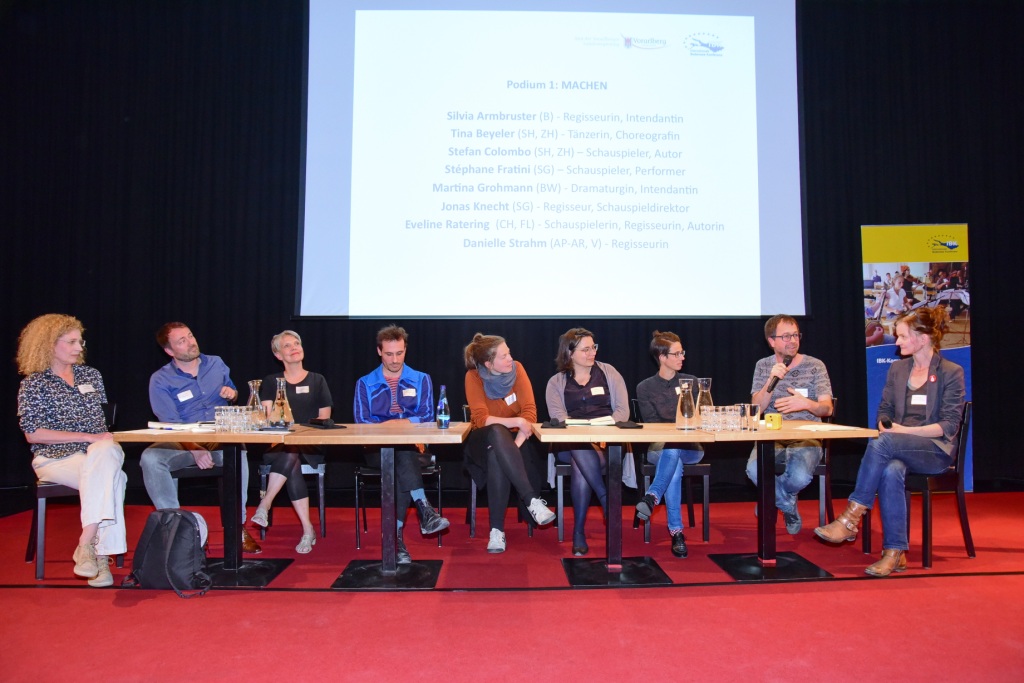 Eins von drei Podien am IBK-Kulturforum mit Moderatorin und Mit-Organisatorin Brigitta Soraperra (rechts)