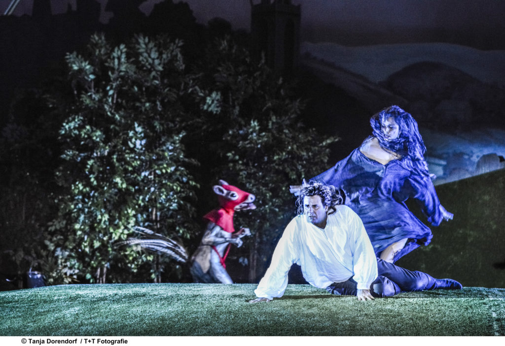 Edgar (Marcello Giordani) und Tigrana (Alessandra Volpe) im Garten der Lüste.