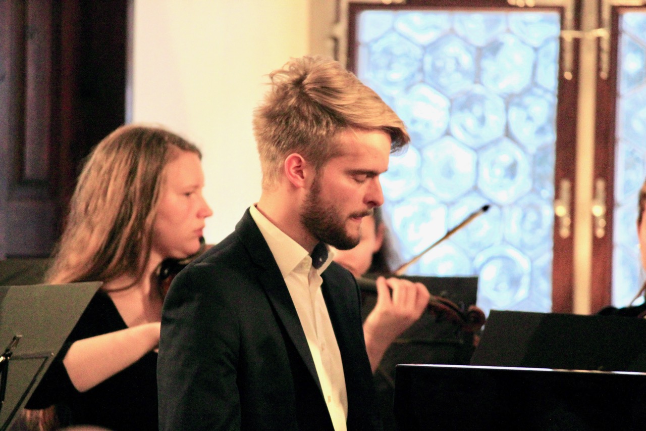 Mathis Bereuters perlend schöne Chopin-Interpretation passte akustisch hervorragend in die Klosterbibliothek.