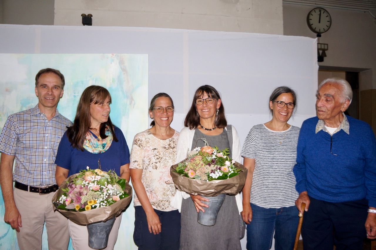 Familie fotografiert vor «Primavera» von Bianca Frei-Baldegger: vlnr:  Adrian Bärlocher, Monika Thoma, Ursula Eichelberger, Claudia Höner-Bärlocher, Regula Bärlocher und Eugen Bärlocher