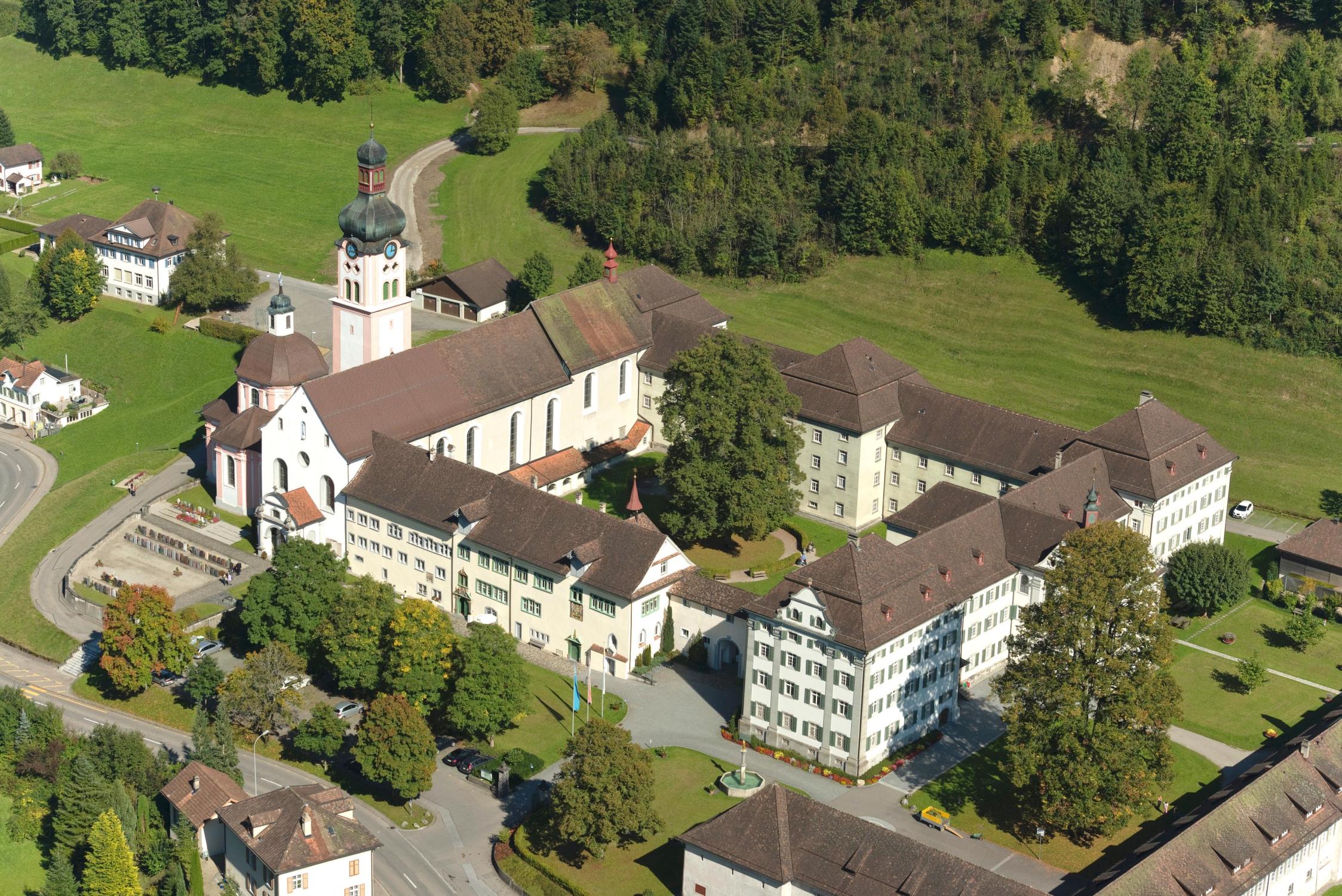 Kloster Fischingen, im Vordergrund der zu extensiv genutzte Westflügel.