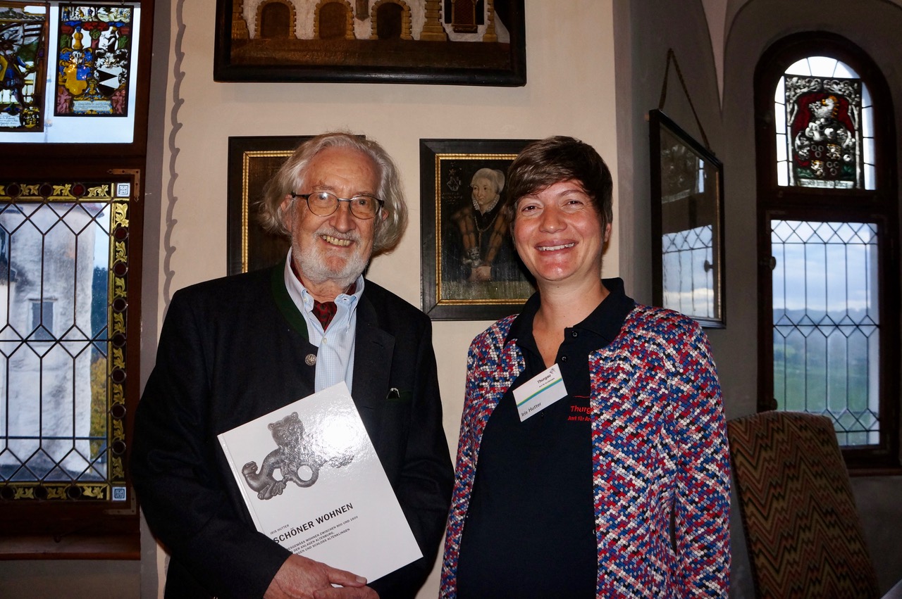 Christoph Zollikofer als Vertreter der Besitzerfamilie freute sich über das wissenschaftliche Interesse von iris Hutter.