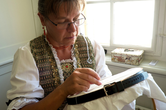 Kunsthandwerkerin im Museum