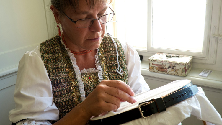 Kunsthandwerkerin im Museum