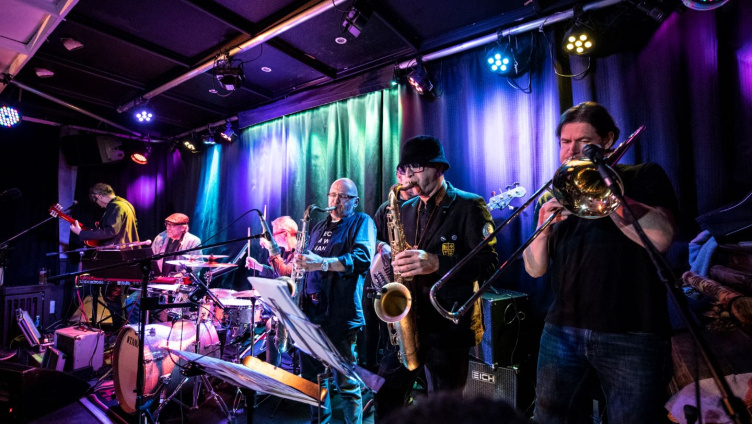 umsonst & draußen - Blossbluez