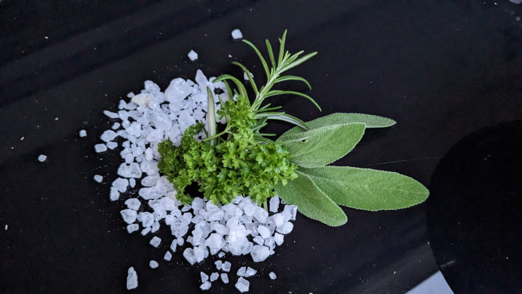 Hexenküche im Garten Kräutersalze herstellen