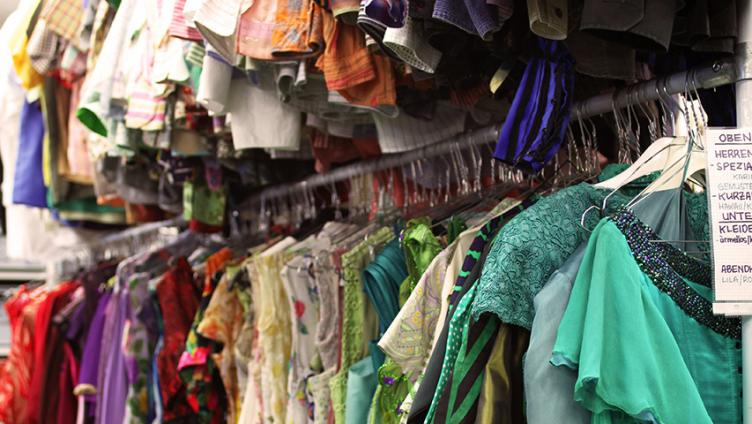 Kostümverkauf im Foyer