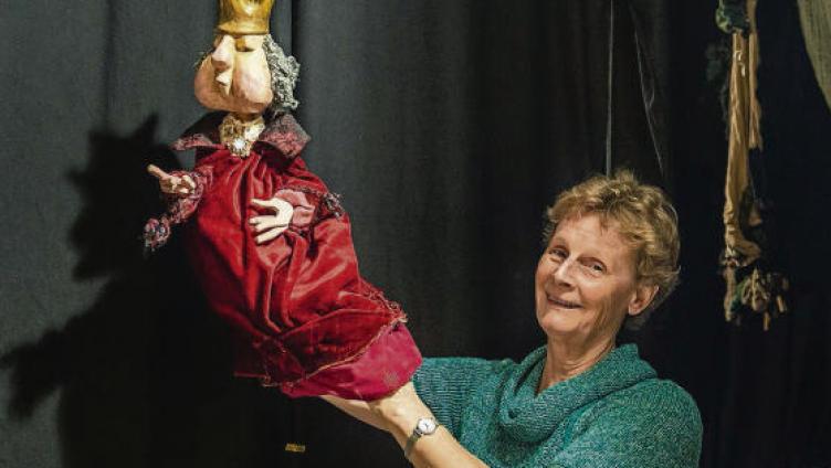 Sie legt ihre Puppen zur Seite