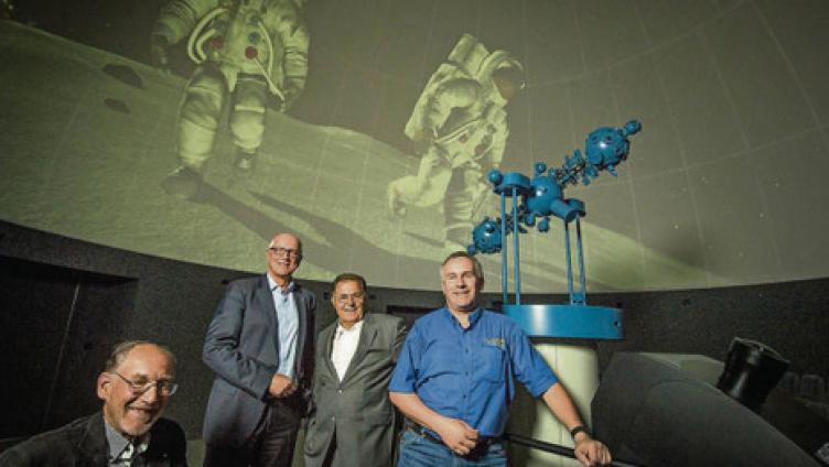 Mit dem Raumschiff durchs All