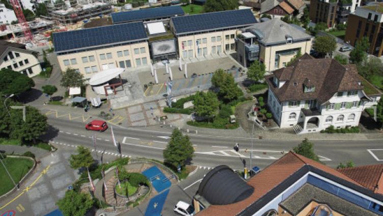 Der Sarg auf dem Dorfplatz