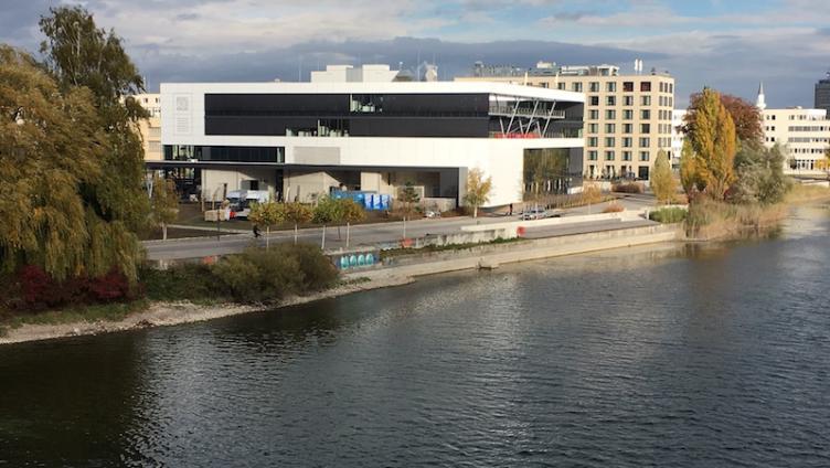 Weisser Tempel am langen Fluss