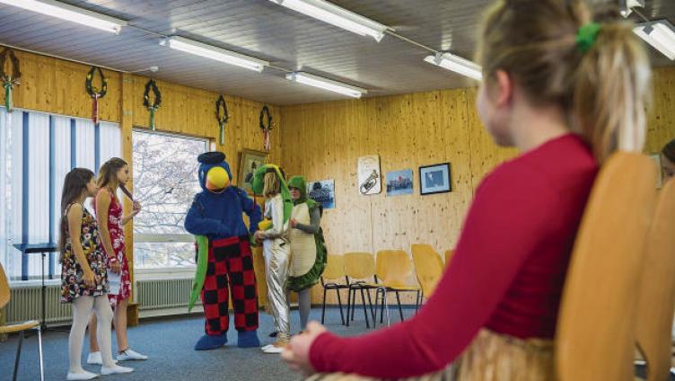 Zwei Globis und viele lustige Tiere