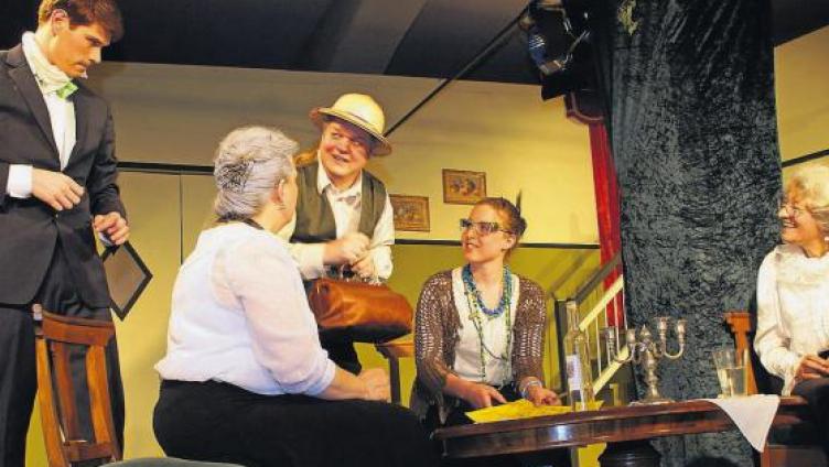 Eine Leiche in der Fenstertruhe