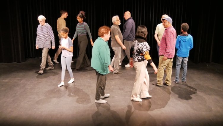 Gemeinsames Theaterspielen und Wandern eröffnen neue Perspektiven