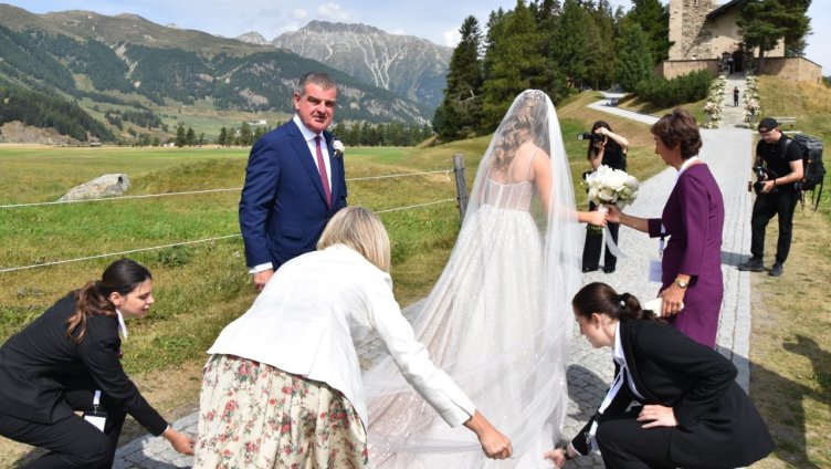 Zufälliger Zaungast bei einer Promi-Hochzeit