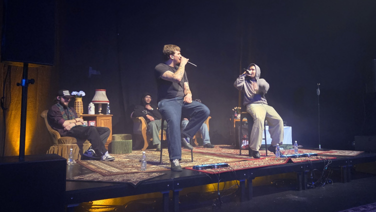 Zwischen Sofas und Selbstoffenbarung