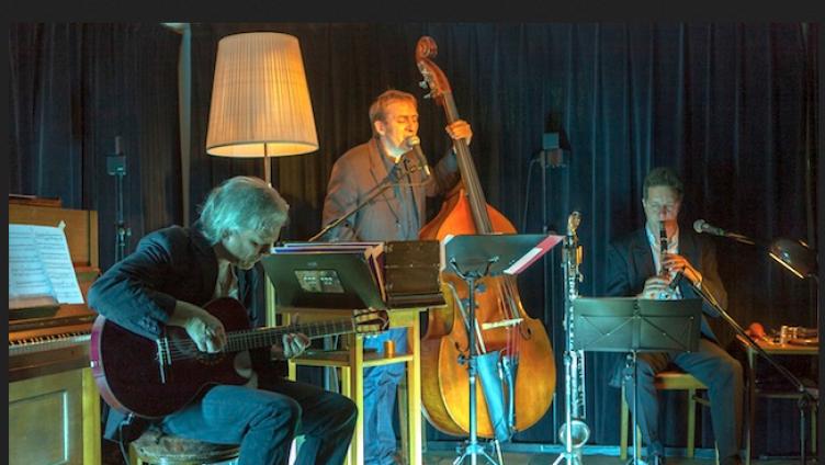 Knarrende Schuhe, auf leisen Sohlen bespielt